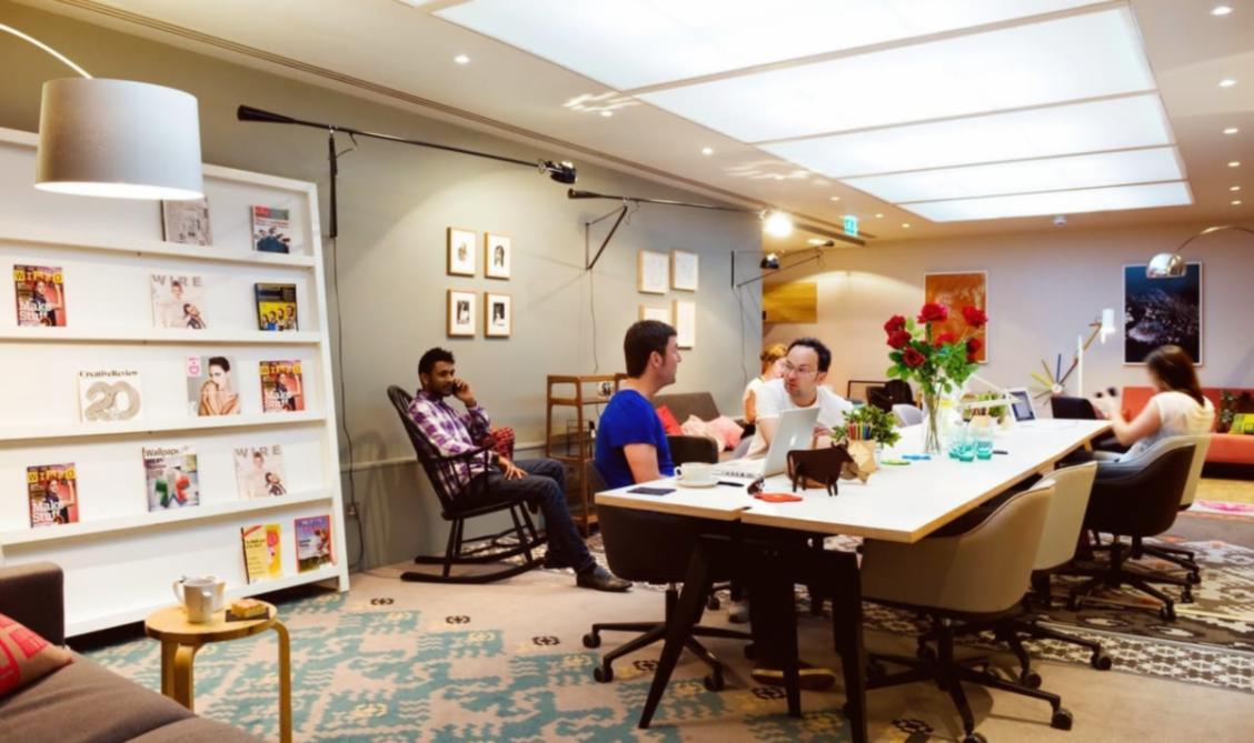 Dozent erklärt technische SEO-Konzepte an einem konkreten Beispiel