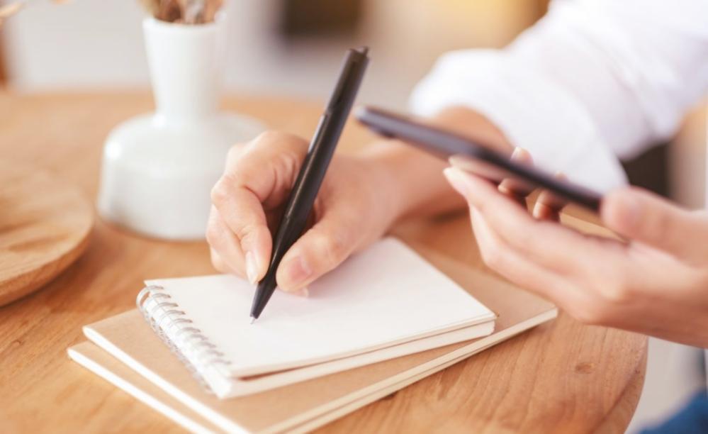 Screenshot einer Website-Analyse mit markierten Optimierungspotentialen